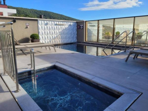 Apto 2 suítes, piscina aquecida condomínio, alto padrão, 1 quadra mar, familiar
